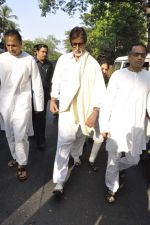 Amitabh Bachchan, Anil Ambani at Bal Thackeray funeral in Mumbai on 18th Nov 2012 (224).JPG